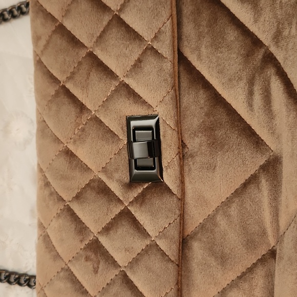 NWT Sara Tan Velvet Quilted Convertible Purse - Picture 3 of 7